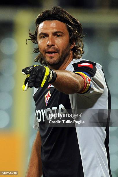 Sebastien Frey Goalkeeper of Fiorentina issues instructions during the Serie A match between ACF Fiorentina and US Citta di Palermo at Stadio Artemio...