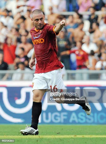 Daniele De Rossi of AS Roma celebrates the goal during the serie A match between AS Roma and Juventus FC at Stadio Olimpico on August 30, 2009 in...