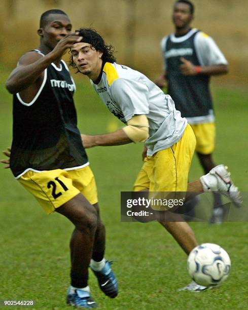 Ivan Caviedes del Barcelona de Ecuador disputa un balon con un companero durante la practica de su equipo, en Pereira el 12 de mayo de 2004....
