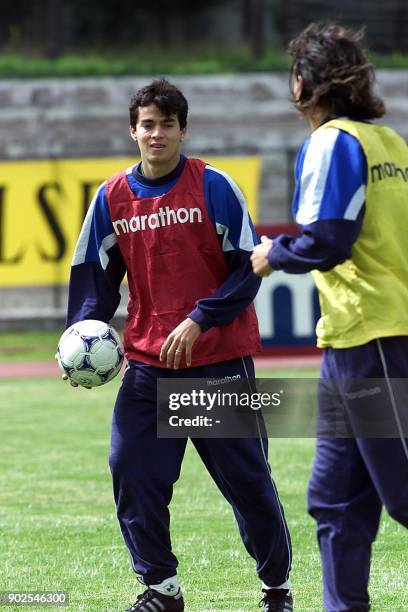 Ivan Caviedez participates in a warm-up session during the practice of Ecuador's soccer team 23 June, 2000 in Quito. El jugador Ivan Caviedez...