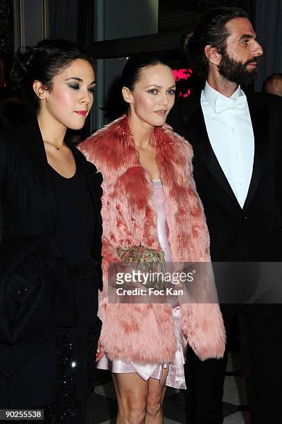 Actresses Singers Alysson Paradis, Vanessa Paradis and Hair Stylist John Nollet attend the Dinner For Aids at the Pavillon Armenonville on January...
