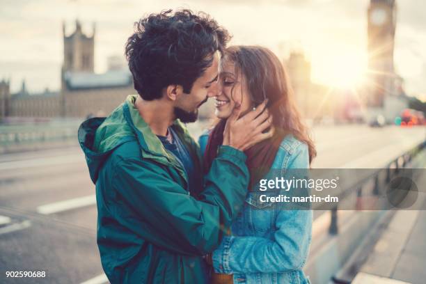 coppia che bacia per strada - amore a prima vista foto e immagini stock
