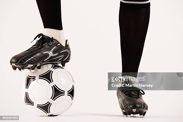 feet of soccer player with ball - chuteira imagens e fotografias de stock