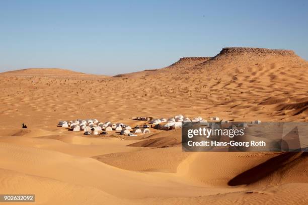 desert camp "camp mars", dunes landscape - tourism in tunisia stock pictures, royalty-free photos & images