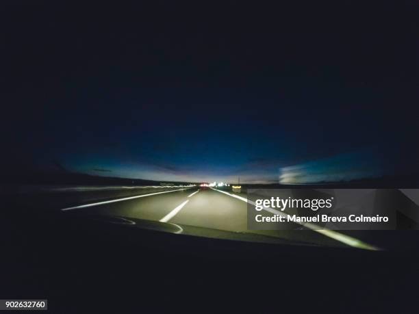 driving at night - taxi españa stockfoto's en -beelden