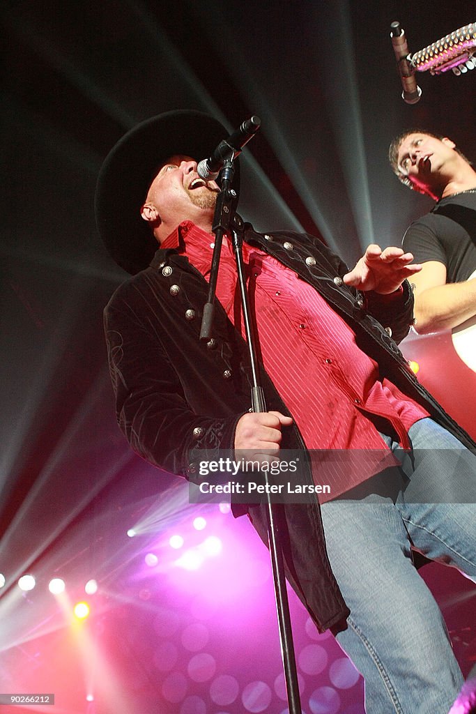 Samsung AT&T Summer Krush Featuring Montgomery Gentry