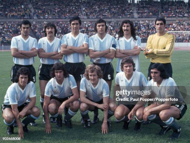 The Argentina team, prior to the FIFA World Cup match between Argentina and Brazil at the Niedersachsenstadion, Hannover, 30th June 1974. Back row :...