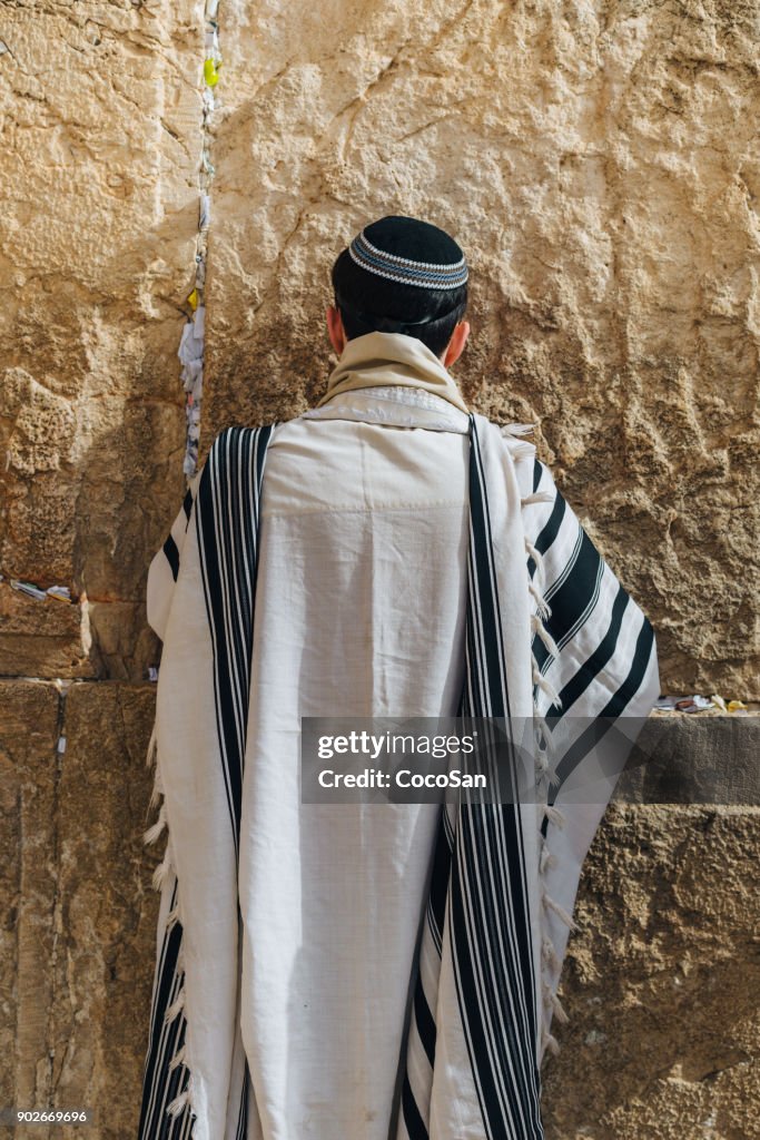 Klagemauer und jüdische Gläubige beten vor der heilige Ort in Israel