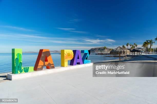 letras de la paz a lo largo del paseo marítimo - baja california sur fotografías e imágenes de stock
