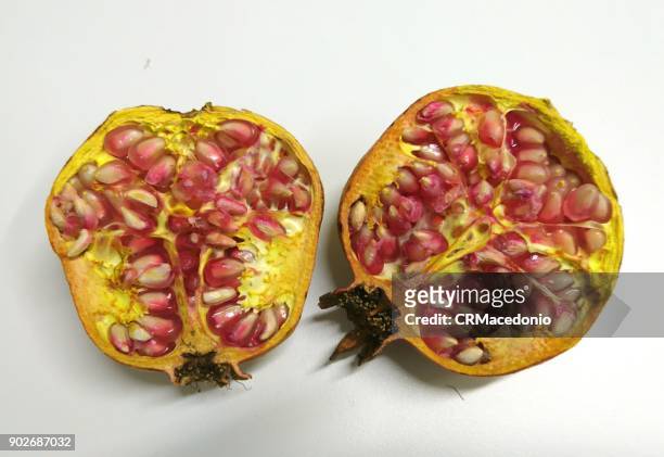 use pomegranate seeds for luck. - crmacedonio imagens e fotografias de stock