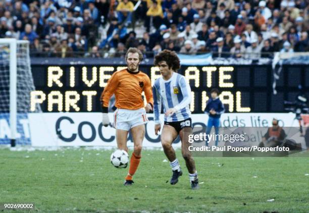 Alberto Tarantini of Argentina is chased by Holland's Rene Van De Kerkhof during the FIFA World Cup Final between Argentina and Holland at the...