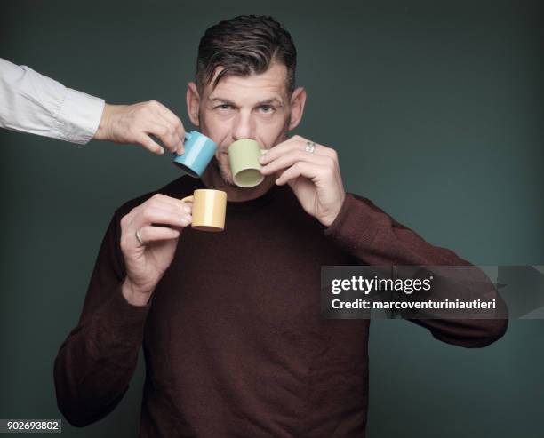 hombre en una prisa por tomar su café - caffeine fotografías e imágenes de stock