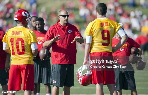 Then-Kansas City Chiefs quarterbacks coach Matt Nagy, center, speaks with Chiefs quarterbacks Chase Daniel and Tyler Bray during morning practice at...