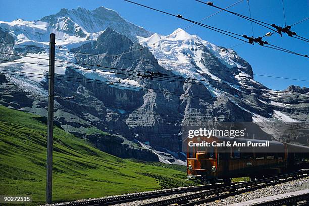 train in the swiss alps - ann purcell stockfoto's en -beelden