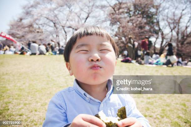 公園でご飯を食べる少年 - 子供　日本人　笑顔 ストックフォトと画像