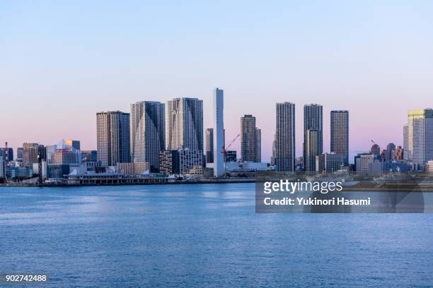 tokyo bay skyline at twilight - bucht von tokio stock-fotos und bilder