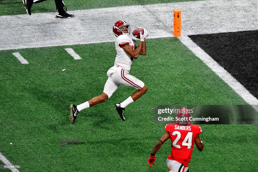 Touchdown Catch Alabama DeVonta Smith of the Alabama Crimson Tide catches a 41 yard touchdown ...