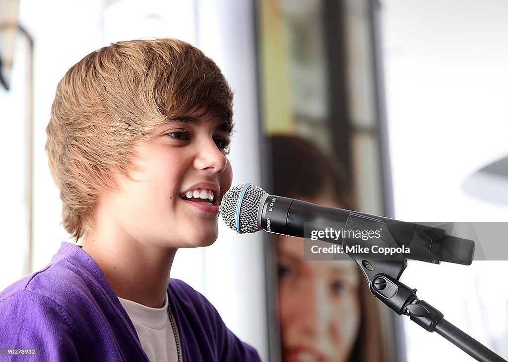 Justin Bieber Visits The Nintendo World Store - September 1, 2009