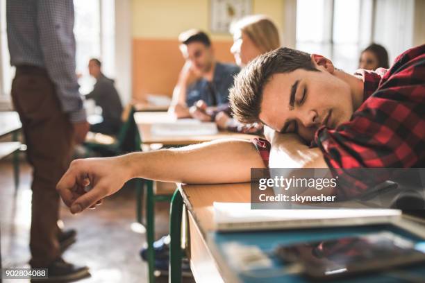 moe tiener slapen op school tijdens de les. - sleeping boys stockfoto's en -beelden