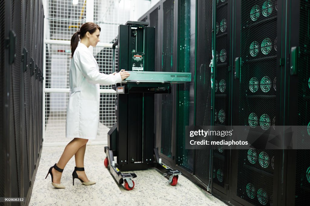 Expert of cryptocurrency storage server working with hardware