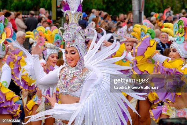 carnaval en santa cruz de tenerife, islas canarias - españa - fun fair fotografías e imágenes de stock