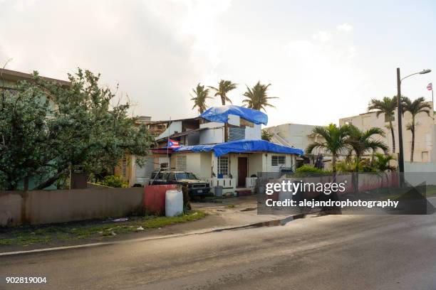 storm beschädigt hause - 2017 hurricane maria stock-fotos und bilder