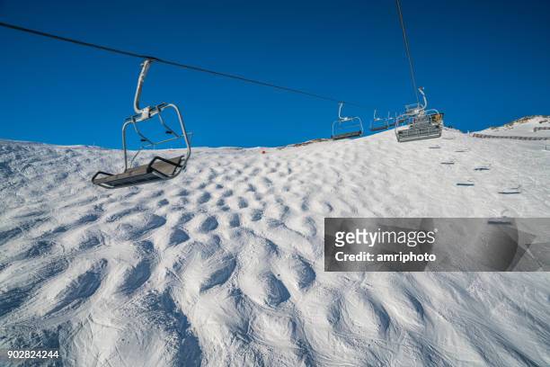 amateur wintersport - lege mogul helling - mogul skiing stockfoto's en -beelden