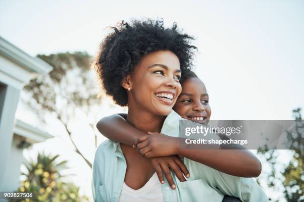 familie immer an erster stelle - african family stock-fotos und bilder