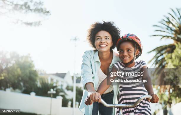 sie werden sehen, dass es einfach ist, ein fahrrad zu fahren - bicycle daughter stock-fotos und bilder