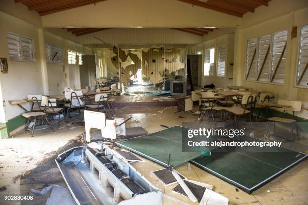 escuela dañada - 2017 hurricane maria fotografías e imágenes de stock