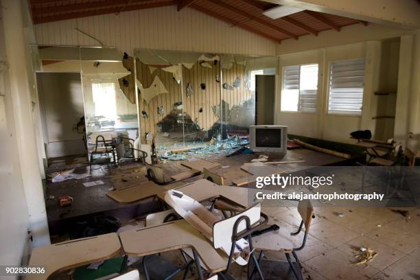 escuela dañada - 2017 hurricane maria fotografías e imágenes de stock