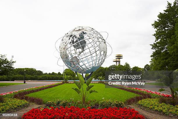 world's fair globe, queens, new york - flushing queens stockfoto's en -beelden