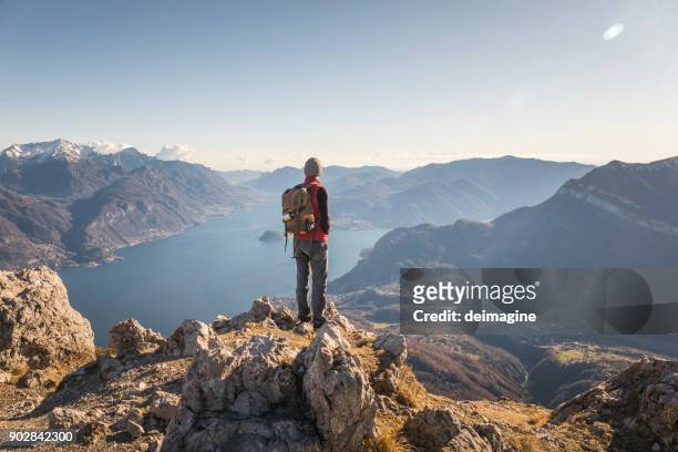escursionista da solo in cima alla montagna - vetta foto e immagini stock