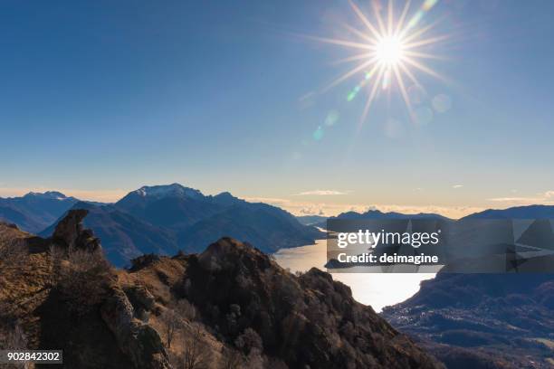 comer see-panorama von der spitze der berge - bellagio stock-fotos und bilder