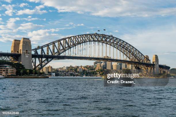 sydney harbour bridge im sommer sonnenuntergang mit skyline in north sydney - wanderweg skyline trail stock-fotos und bilder