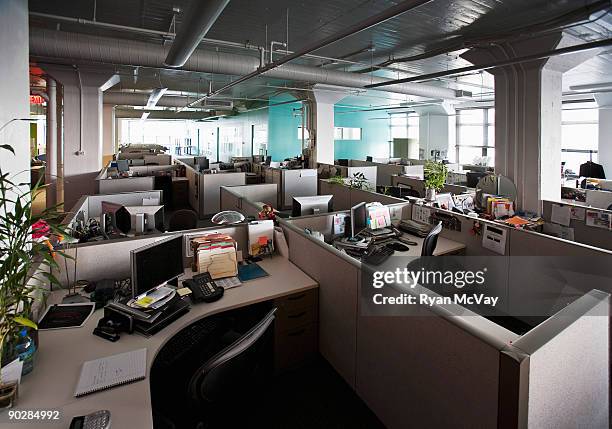 empty cubicles in office - abandoned foto e immagini stock