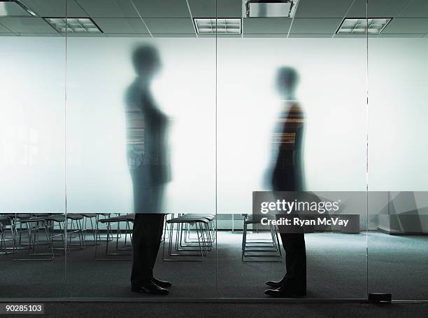 silhouettes of business men in conference room - nicht erkennbare person stock-fotos und bilder