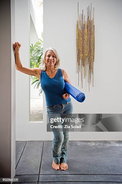 fit mature woman with exercise mat - sous le bras photos et images de collection