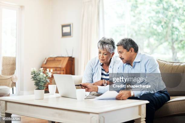 pianificare il nostro pensionamento insieme - coppia anziana foto e immagini stock