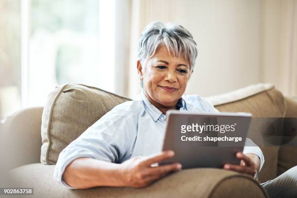 connettersi a casa nel suo pensionamento - usare un tablet foto e immagini stock
