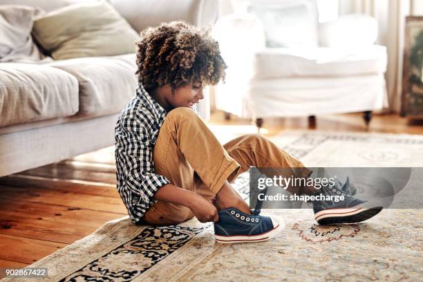 tengo que conseguir listo para la escuela - shoes fotografías e imágenes de stock