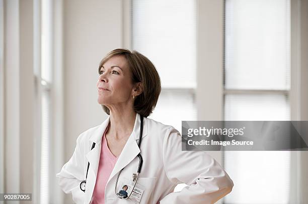 doctor looking up - female doctor portrait stockfoto's en -beelden