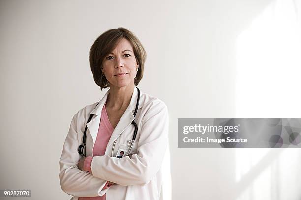 portrait of a doctor - doctora fondo blanco fotografías e imágenes de stock