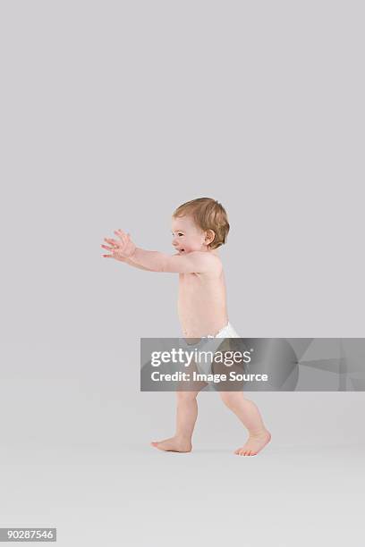 baby walking - baby walking stock-fotos und bilder