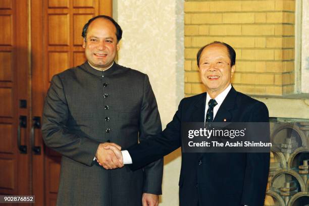 Pakistan Prime Minister Nawaz Sharif and Japanese Prime Minister Kiichi Miyazawa shake hands prior to their meeting at the prime minister's official...