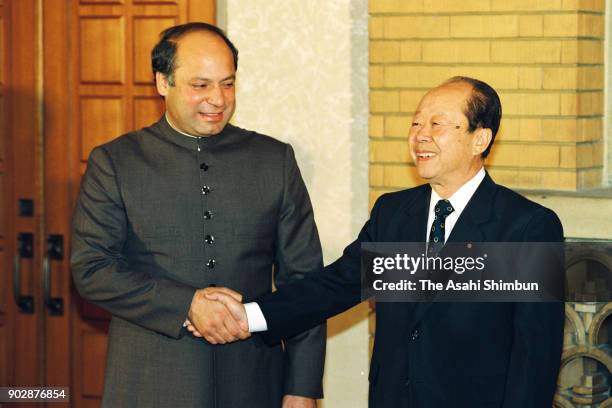 Pakistan Prime Minister Nawaz Sharif and Japanese Prime Minister Kiichi Miyazawa shake hands prior to their meeting at the prime minister's official...