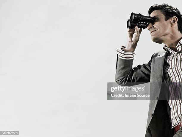 homem usando binóculos - binoculars imagens e fotografias de stock