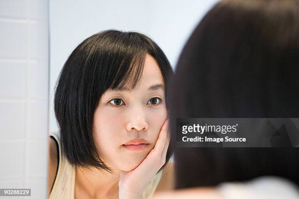 japanese woman looking in the mirror - 鏡　女性 ストックフォトと画像