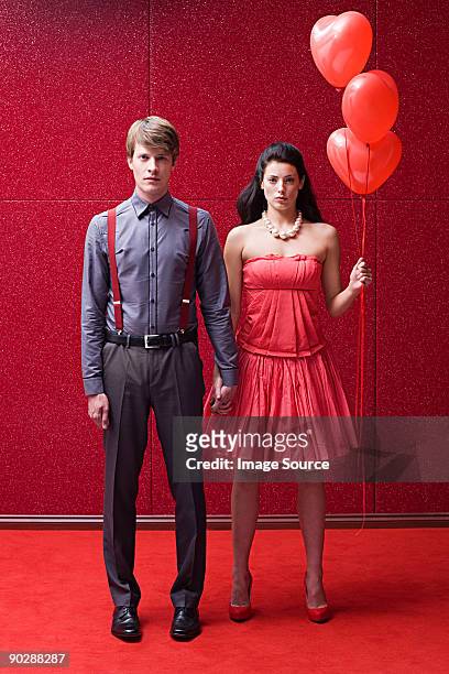 junges paar mit herzförmigen ballons - women in suspenders stock-fotos und bilder