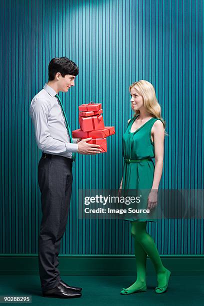 hombre con regalos para la novia - fotografia da studio fotografías e imágenes de stock